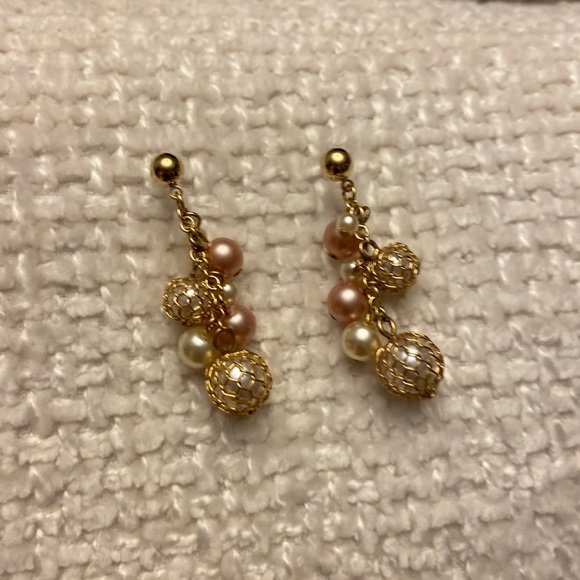 ⭐️Costume gold and pearl post-back dangle earrings - Picture 2 of 4